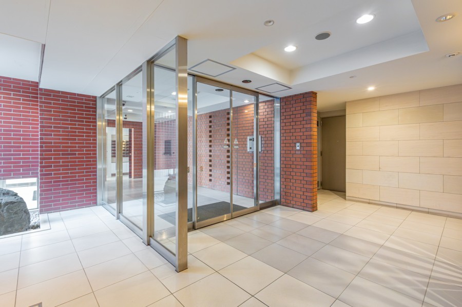 居住者様を優しく出迎える明るいエントランスホールです。手入れが行き届いている様子からは、管理体制の良さが伺えます。