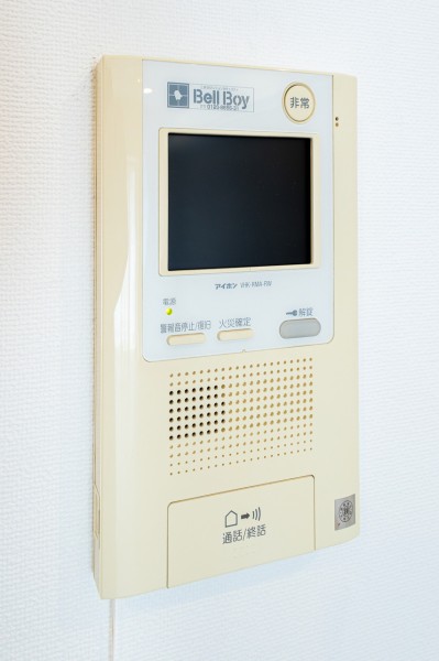 ◆TVモニター付インターホン◆訪ねてきた相手をモニター越しに確認でき、防犯対策に役立ちます。インターホン越しに話をすることが可能です。