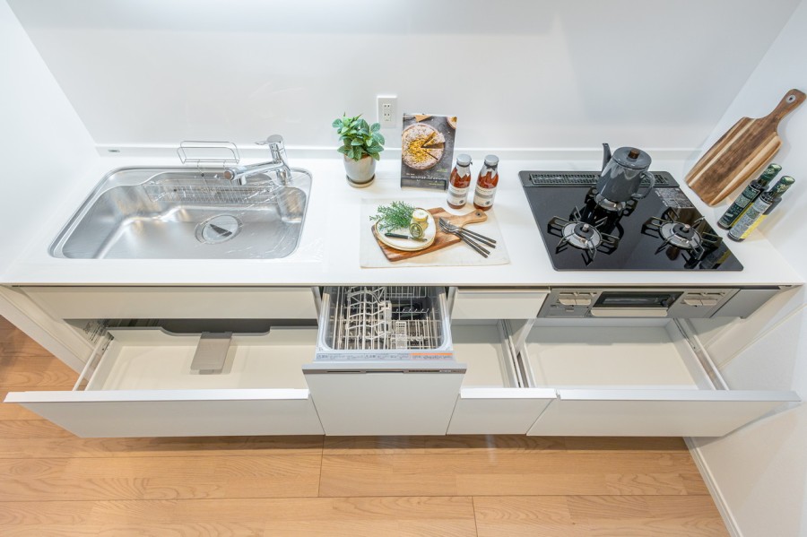 ◆食器洗浄乾燥機◆家事の時間を短縮できる優れもの。さらに節水・節約を同時に行うことができるので、大変人気があり重宝します。