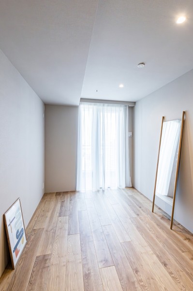 約7.9帖で主寝室として最適な洋室1です。バルコニーに接続できるのでよりいっそう開放的な空間。ナチュラルテイストな内装はどんな家具にも相性バッチリです。