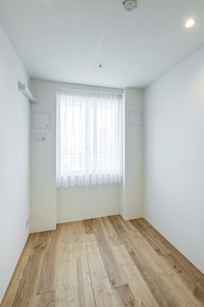 洋室2も明るいお部屋です。プライベート性の高い空間なので、過ぎゆく時間をのんびりと感じリラックスできそうです。