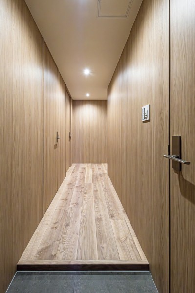 玄関から入った瞬間から、美しい木目に囲まれ、穏やかな空気に纏われます。流行と安らぎの豊かな共存の風合いは、空間に溶け込み幅広い家具やインテリアと調和します。