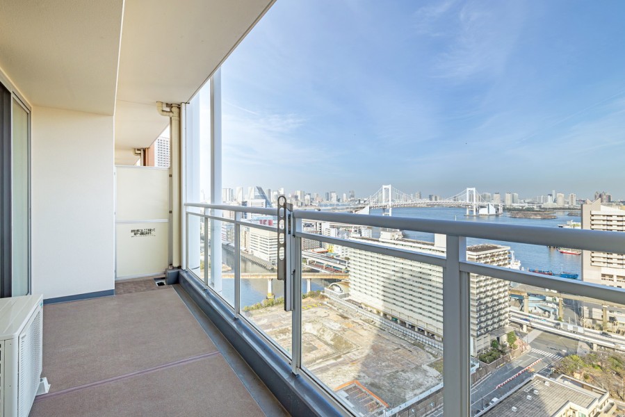 たっぷりの自然光を手中におさめることができるバルコニーです。暮らしに大切な光と風をめいっぱい感じることができるスペースです。