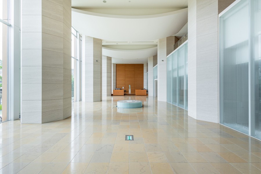 2層吹き抜け・高さ6mのまるでリゾートホテルのようなエントランスホールです。ラグジュアリーな空間が快適な都心ライフへと誘います。