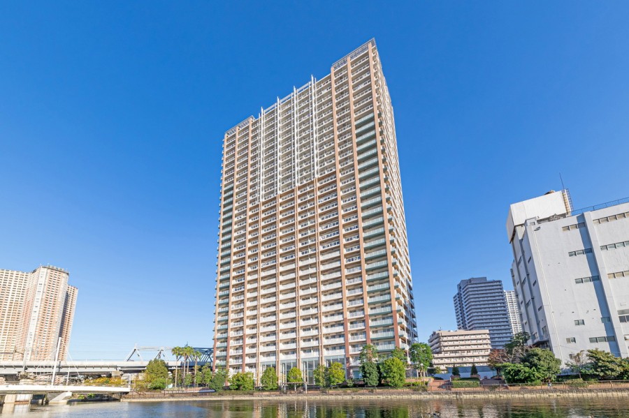 2006年グッドデザイン賞受賞・生活を彩る共用施設が充実した32階建て大規模タワーマンションです。水と緑に囲まれた、リゾートのような憩いのある日々が叶います。