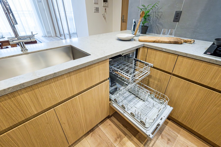 ◆食器洗浄乾燥機◆家事の時間を短縮できる優れもの。さらに節水・節約を同時に行うことができるので、大変人気があり重宝します。