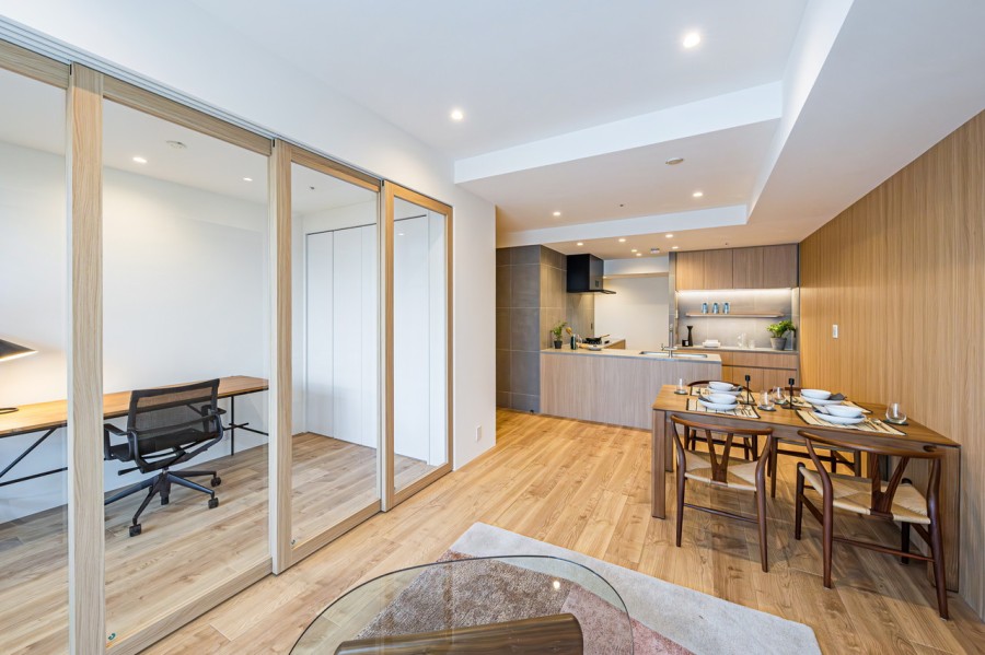 ユナイテッドアローズ社監修のリノベーションを施したお部屋です。上質で美しい木目調が魅力の居住空間。こだわりを重ねた内装が気品溢れる雰囲気を演出します。