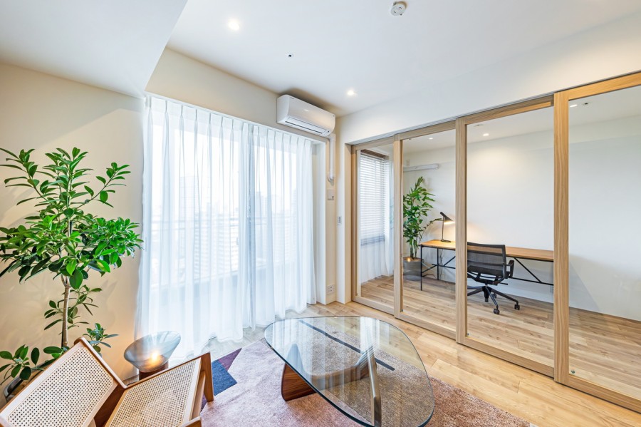 開放感を享受したのびやかなリビングダイニングには、自然光が注がれます。心に余裕をもたらしてくれる住まいで、ご家族みなさんが快適にお過ごしいただけます。