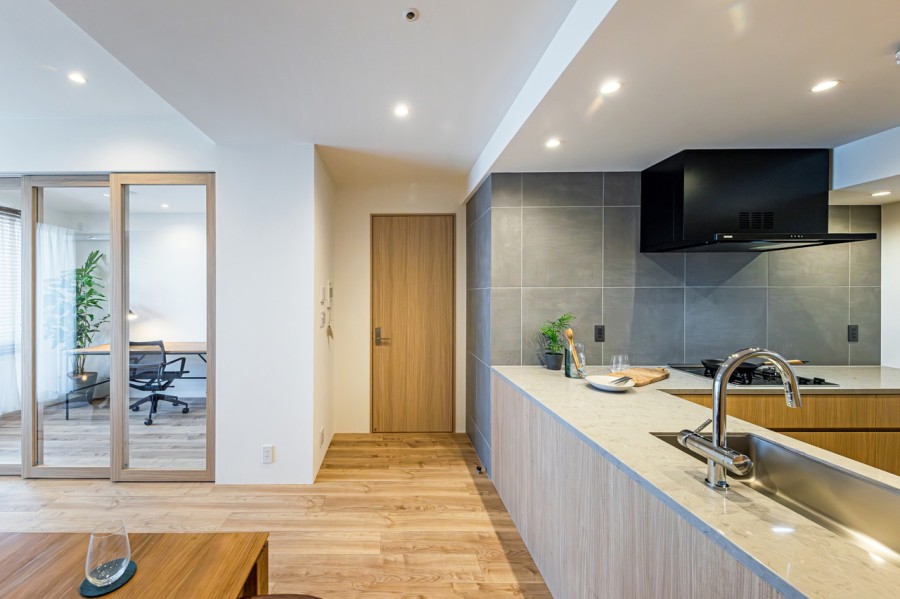 自然感を活かした優しい色合いとゆったりとした抑揚のあるオーク柄の建具や、コンクリートタッチでモダンなタイルを採用した居住空間です。洗練されたお部屋で、理想の暮らしを実現できそうです。