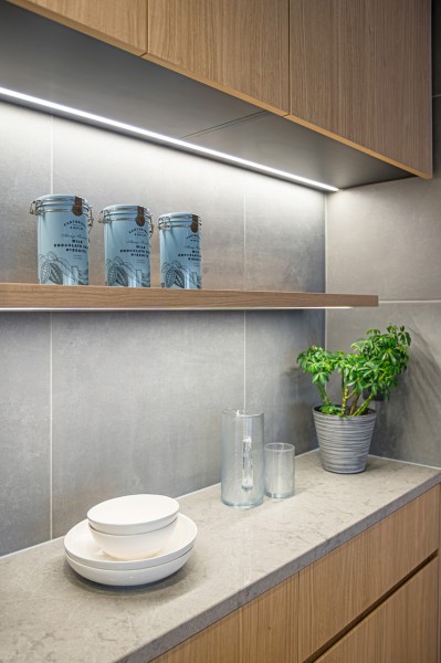 間接照明を設置し、大人の香り漂うカップボードを造作しました。調理家電や食器、食品、調味料なども収納できる便利スペースです。