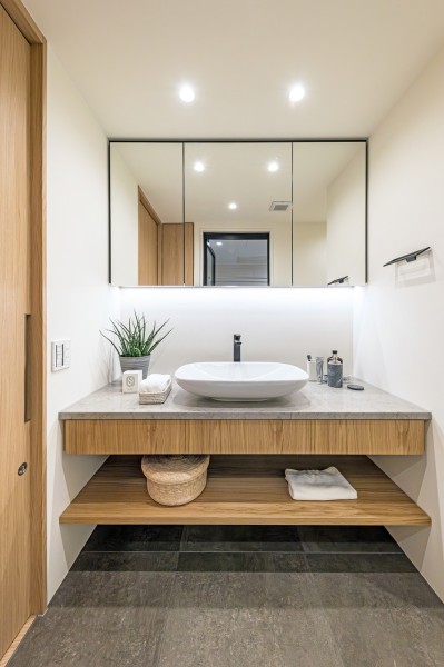 ホテルライクな洗面化粧台も、キッチンと同じ統一感のあるデザインです。スタイリッシュに富んだトレンド感もある空間づくりを叶えた設計です。