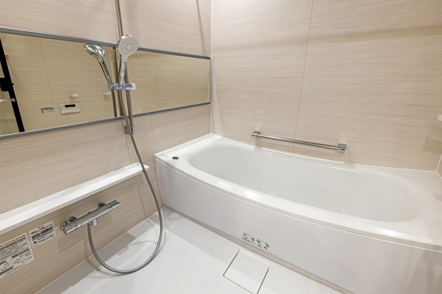 1618サイズでゆとりのあるバスルームです。柔らかな色合いの木目調パネルがよりいっそうくつろぎの空間を演出します。汚れが目立ちにくいのも嬉しいポイントです。