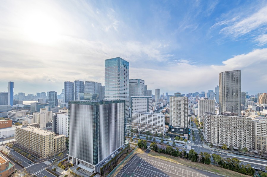 青々とした大空を掌中に収めながら、洗練された暮らしを実現できる眺望です。思わず深呼吸をし、日々をアップデートできそうな空間です