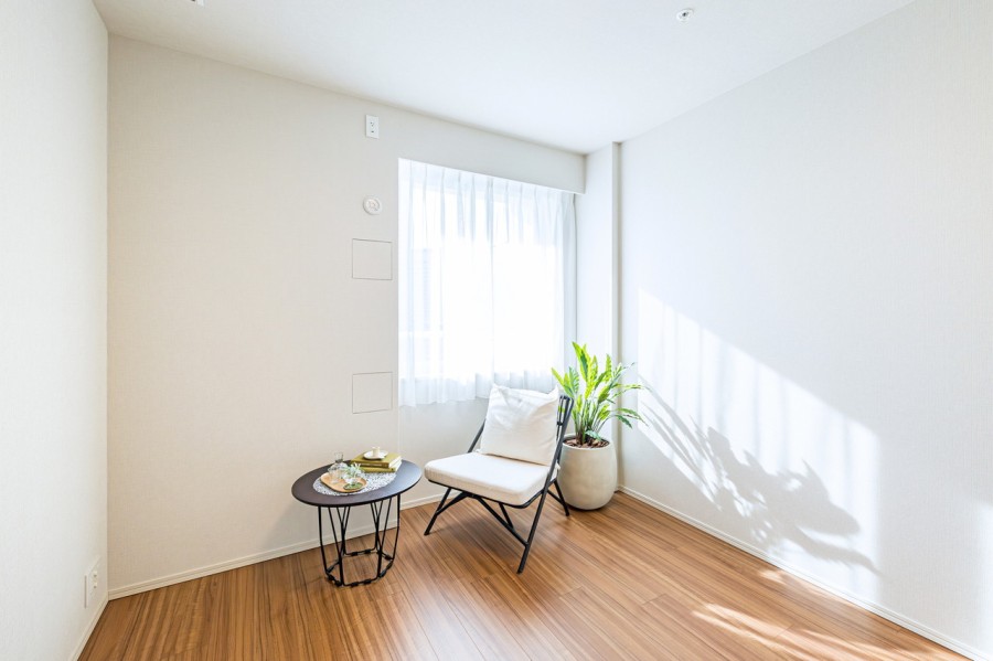 約6.7帖の広さで主寝室にぴったりな洋室1です。窓から心地よい光と風を運んでくれる、おだやかな空気に纏われたお部屋です。.