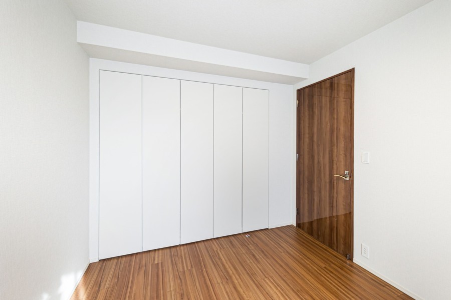 洋室1には、間口の広い収納があるのも嬉しいポイントです。お手持ちの衣服などをたっぷり収納できそうです。