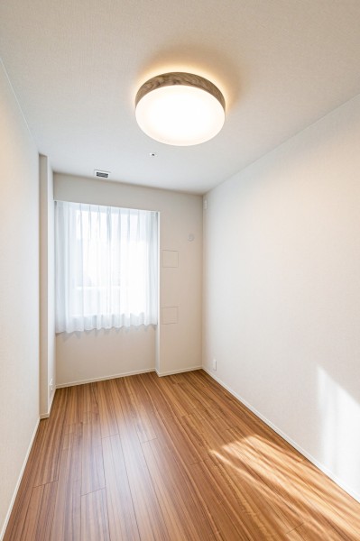 約5.0帖の洋室2です。凹凸が少なく家具配置がしやすいため、自由なレイアウトをお楽しみいただけます。