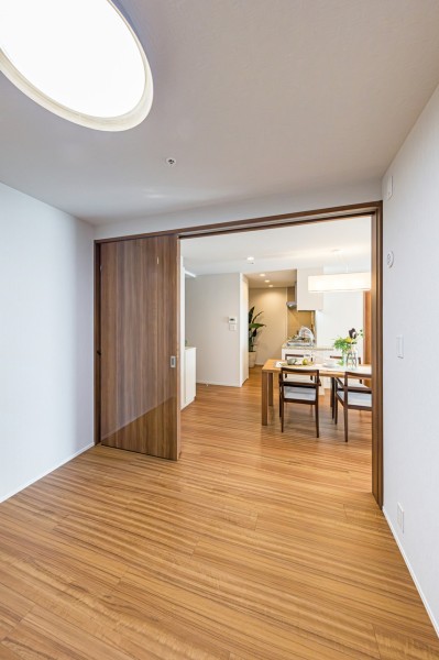 洋室3です。普段は引き戸を開放し拡張リビングとして使ったり、来客時は引き戸を閉めてプライベート空間を隠したり、フレキシブルにお使いいただけます。