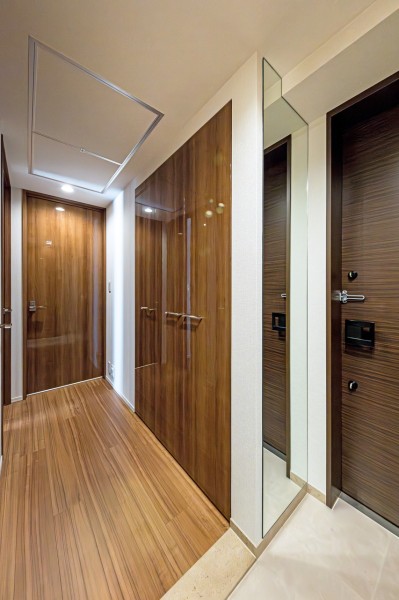 高級感漂う玄関ホールは、段差の少ないフラットな作りで、安全性が高く小さなお子様やお年寄りも安心して暮らせます。家族の「おかえり」「ただいま」が行きかう心温まる空間です。