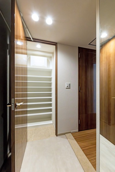 玄関からアクセスできるシューズインクローゼットです。豊富な可動棚付きでシューズはもちろん、アウトドアグッズや雨具なども収納可能です。