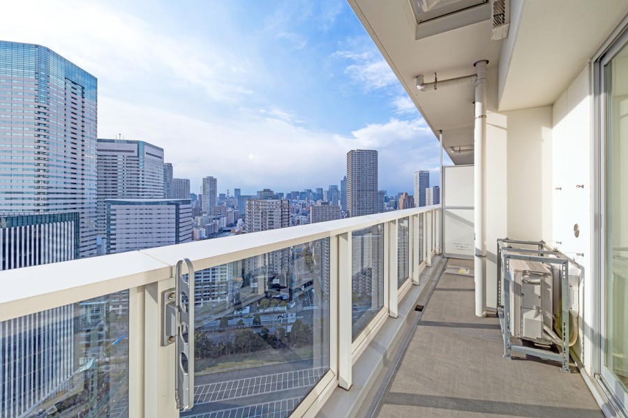 リビングと2つの居室に広がるバルコニーに出ると、見事なまでに開放感が溢れます。めいっぱいの光を採り込むリフレッシュ空間です。