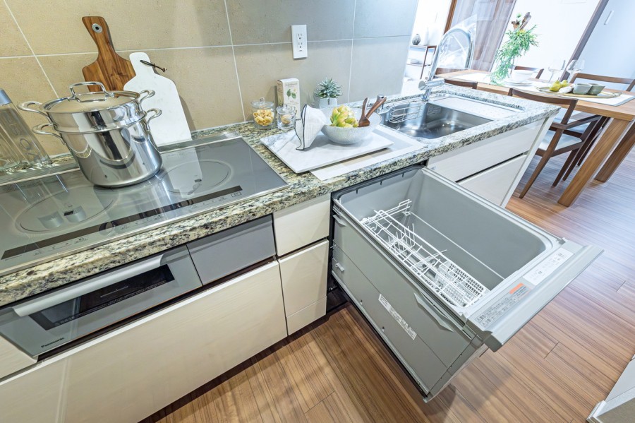 ◆食器洗浄乾燥機◆家事の時間を短縮できる優れもの。さらに節水・節約を同時に行うことができるので、大変人気があり重宝します。