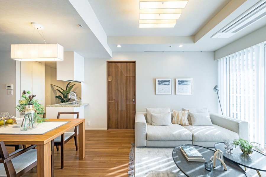 大きな窓からたっぷりの光が差し込み、開放的なリビングダイニングです。開放感を享受したリビングで、大切な「日常」を豊かに、快適にお過ごしいただけます。