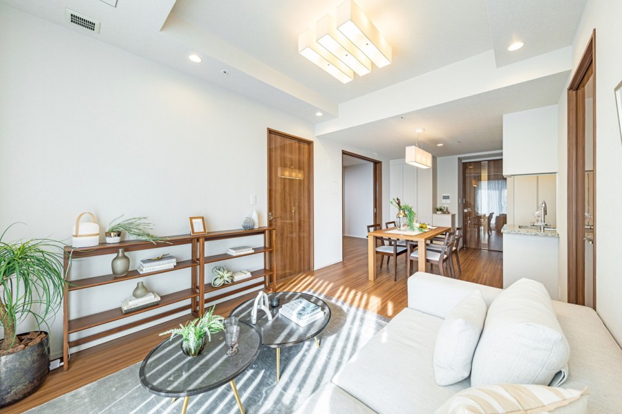 リビングダイニングには床暖房が設置されています。寒い冬でも足元からじんわり温もりを感じます。リュクスな暮らしが叶う上質な空気に包まれたリビングです。