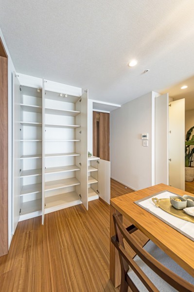 リビングダイニングにも豊富な収納があります。日用品のストックなど、たっぷり収納いただけます。