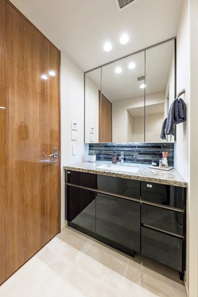 入浴後の豊かな時間を演出し、心からくつろげるプライベートな洗面空間です。三面鏡や足元の収納など使いやすさも兼ね備えています。