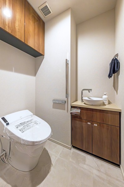 シンプルで安らぎが宿るレストルームです。洗練されたデザインのタンクレスを採用し、手洗いカウンターを備え付けました。