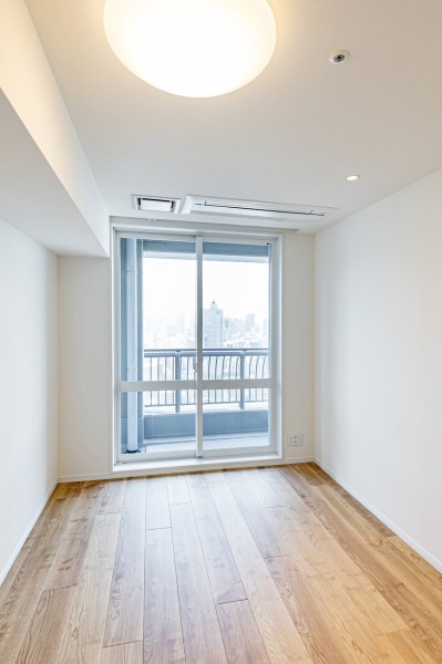 リビングに隣接していながらプライベート性の高い時間を過ごせる洋室1です。窓が大きく、明るいお部屋です。頼もしい収納力を誇るウォークインクローゼットを備え付けました。