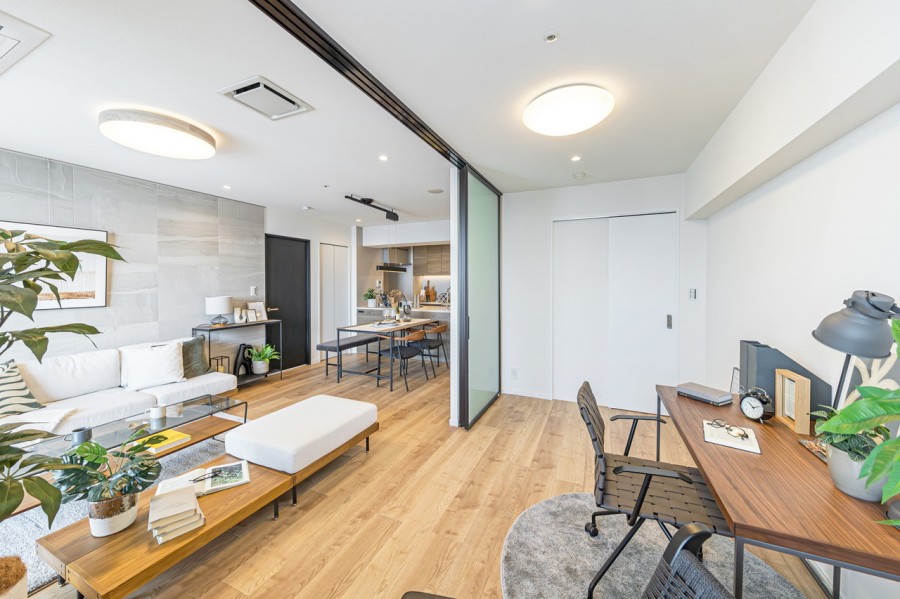 リビングに隣接する、洋室2です。普段は引き戸を開放し拡張リビングとして使ったり、来客時は引き戸を閉めてプライベート空間を隠したり、フレキシブルにお使いいただけます。洋室2にも収納豊富なウォークスルークローゼットを備え付けました。