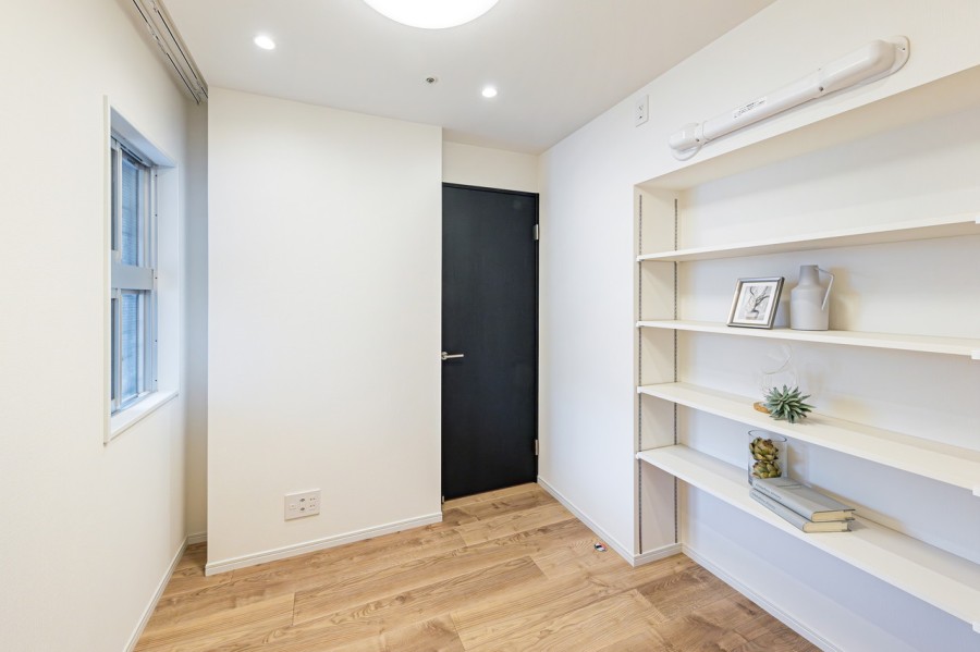 サービスルームは、廊下からアクセスする独立したプライべート空間です。クローゼットと棚を造作しました。勉強や読書など落ち着いて作業したいときのワークスペースにもぴったりです。