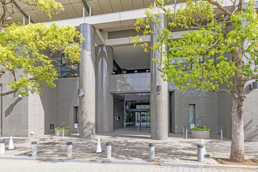 ゲストを魅了する豪華なエントランスゲートです。重厚感が漂い、他のマンションとは一線を画す雰囲気です。.