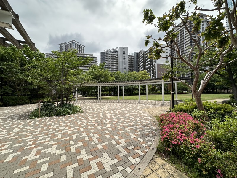 建物に隣接する公園があり、緑にも恵まれた住環境です。都市に暮らすからこそ必要な、心を癒やす自然と触れ合えるパブリックスペースが目の前に広がっています。