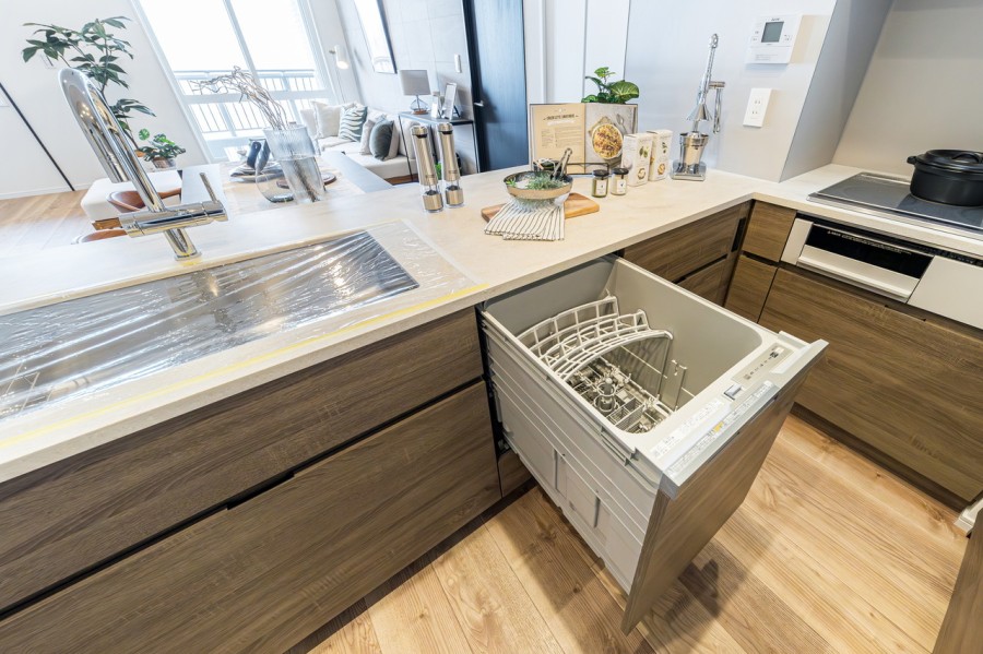 ◆食器洗浄乾燥機◆家事の時間を短縮できる優れもの。さらに節水・節約を同時に行うことができるので、大変人気があり重宝します。