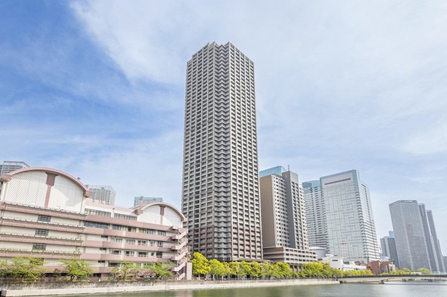 水と緑あふれるリバーサイド立地・総戸数624戸の50階建てタワーレジデンスです。大型複合施設「晴海トリトンスクエア」に直結・都心の利便性を享受する豊かな暮らしが叶います。