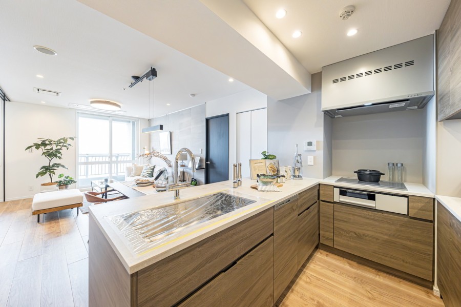 お部屋の色合いに調和した田中工藝製オリジナルキッチンです。キッチン背面には収納豊富でカウンタースペースも広いカップボードがあります。