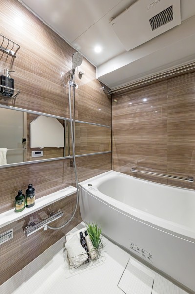 光沢のある木目調パネルが高級感を漂わせるバスルームです。ゆったりとくつろげる空間で、身体も心も癒されます。暖房・涼風・換気・乾燥機能付きで1年中快適です。