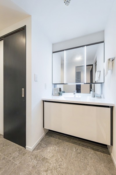 白を基調とした清潔感溢れるデザインの洗面化粧台です。三面鏡裏や引出しなど頼もしい収納力で、細々したものが多くなる洗面室もすっきり保てそうです。