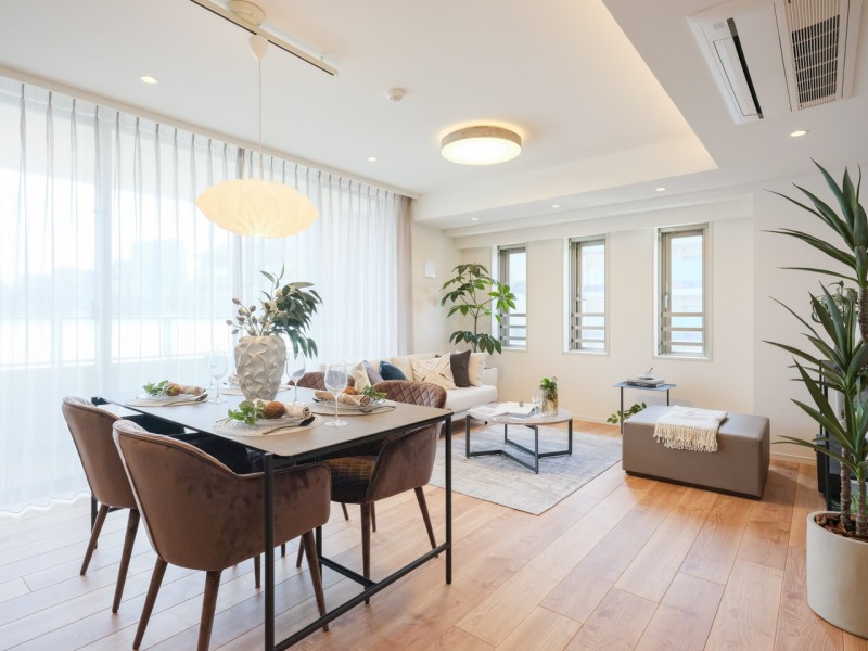 角部屋ならではの二面採光で、めいっぱいの光を採り込む安らぎのリビングダイニングです。住まう方の暮らしやすさと心地よさを追求し、上質な住空間が暮らしに余裕をもたらしてくれます。