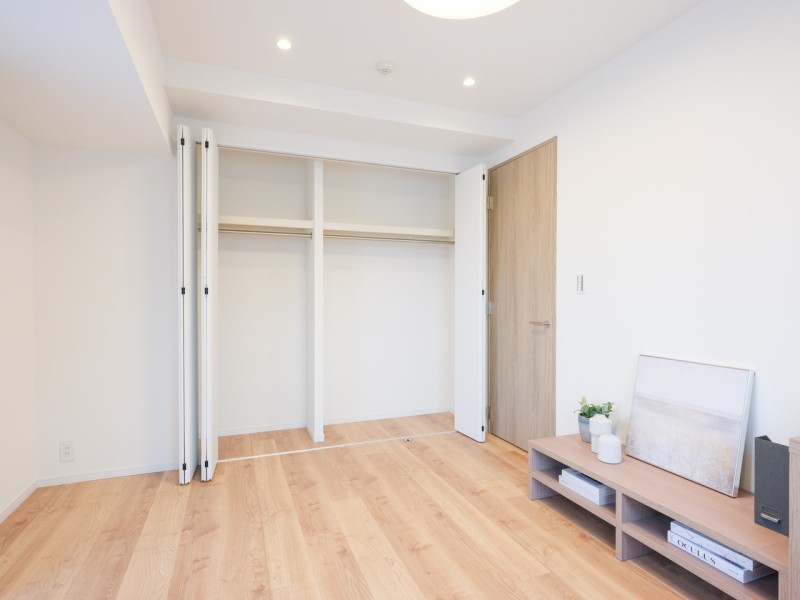 洋室1には間口の広いクローゼットがあるので、お手持ちの衣服などをたっぷり収納できそうです。