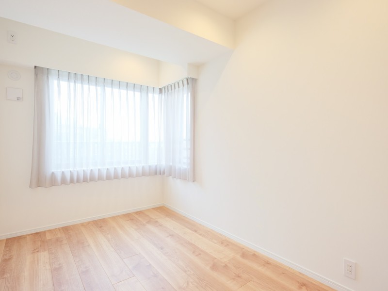 約5.0帖の洋室2です。西向きの窓から柔らかな日が差し込みます。