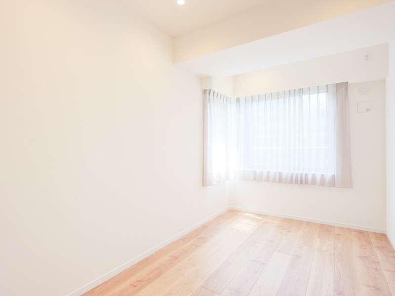 約5.5帖の洋室3です。明るく、ワークスペースとしても快適に活用いただけます。シンプルな色味と素材を採用し、幅広いインテリアと調和する内装に仕上げました。