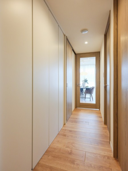 リビングからの光を取り込んだ明るい廊下スペースは家族の「おかえり」「ただいま」が行きかう心温まる空間です。
