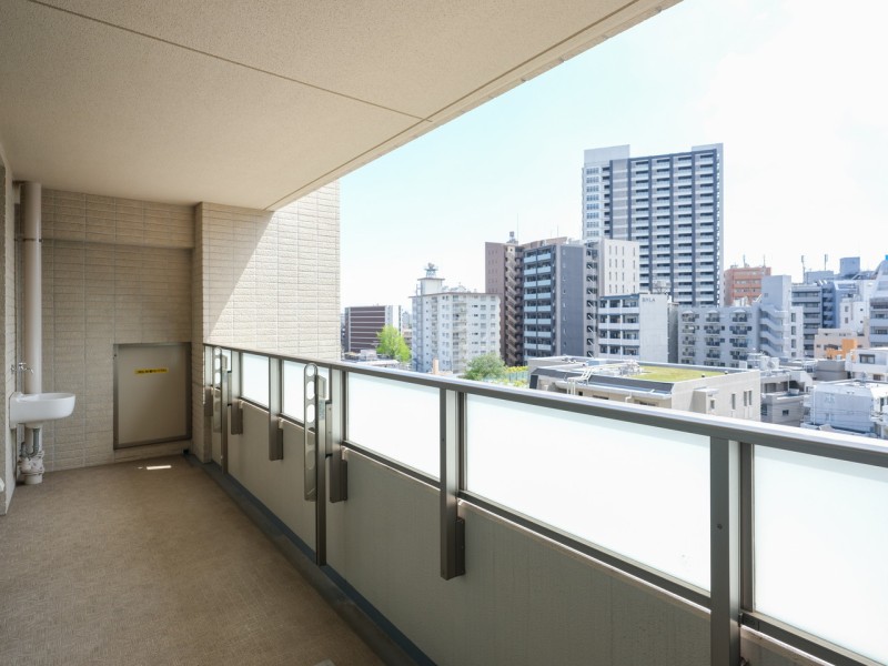 奥行があり、開放感溢れるバルコニーです。爽やかな風が感じられるリフレッシュにぴったりな空間です。