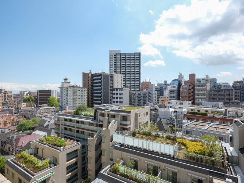 都心らしい高層ビル群と心安らぐ緑が共存した眺望です。凛とした空気が流れこみ穏やかな時間が流れます。