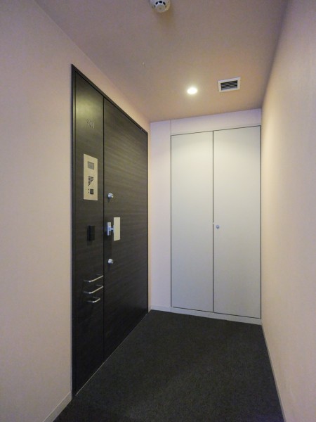 ホテルライクな内廊下設計です。プライバシーも守れるので、安心してお住まいいただけます