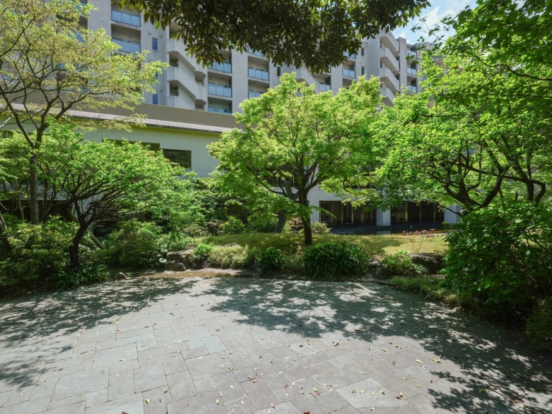 敷地内には、庭園や散策路があります。心安らぐ植栽が、明日への活力を与えてくれます。