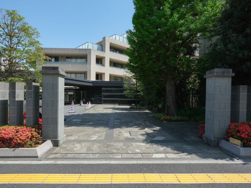 高級感と気品が溢れるエントランスです。24時間有人管理・コンシェルジュサービス・ライブラリースペースなどハイグレードな共用施設が整っています。